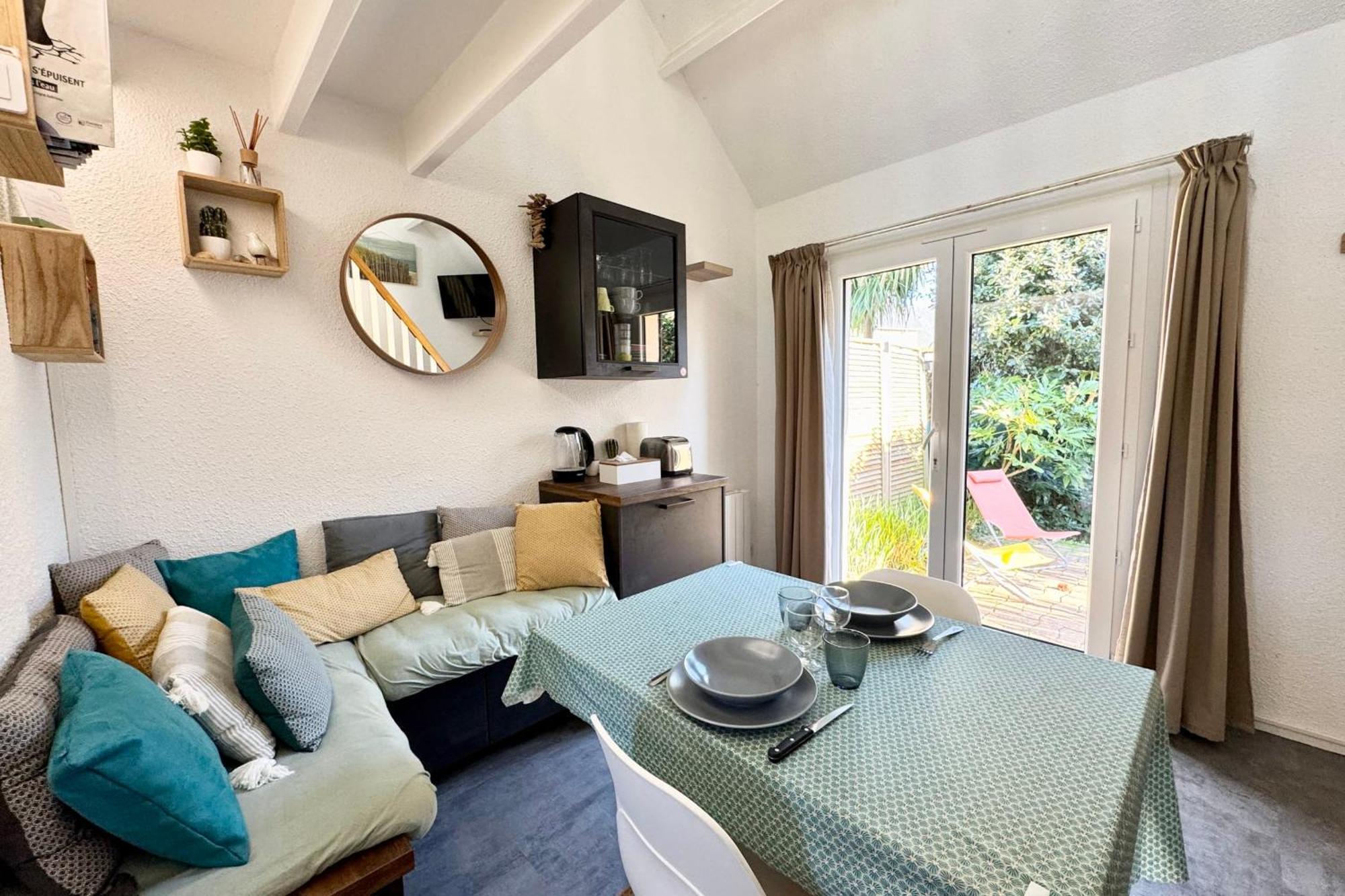 Maisonnette De Charme Bord De Mer Piscine ギデル エクステリア 写真